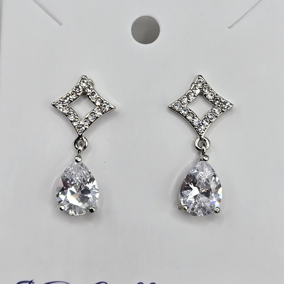 Pear Shaped Dangle Earrings Made With Swarovski Crystals Silver Overlay NWOT - Picture 3 of 4